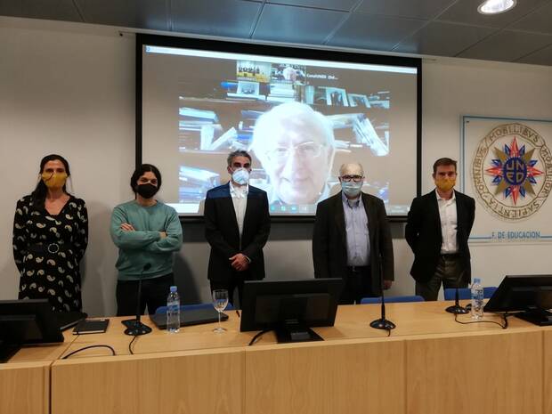 Además de estudiar Física en la Universidad Autónoma de Madrid, Rada se doctoró cum laude en Ciencias Economía y Empresariales por la UNED. En la imagen, el día de la lectura de la tesis.