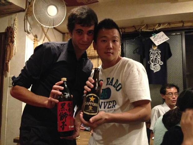 García celebrando el final de la serie 'Final Fantasy XIII' con Nobu Okushi, director de localización.