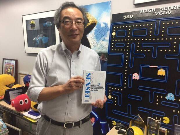 Toru Iwatani, creador de Pac-Man, en su despacho con un ejemplar de Sensei.
