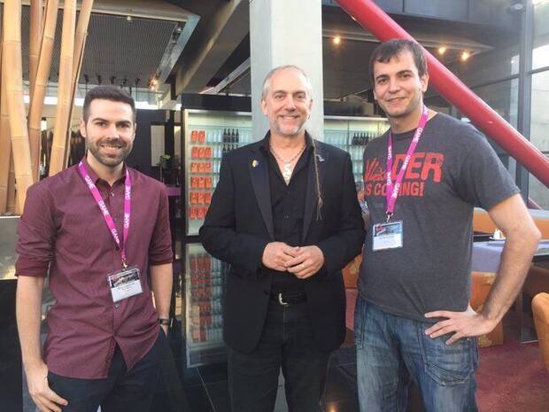 García con Richard Garriot (en el centro) en Gamelab 2017.