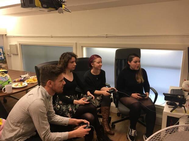 D�ez, a la derecha en la imagen, en su streaming para GamesAid.