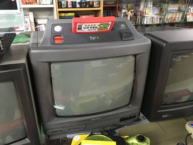 Sharp comercializ� en Jap�n un combo de SFC y TV en dos tama�os: 14 y 21 pulgadas.