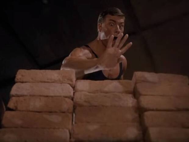 Fotograma de la pelcula Bloodsport (1988), con Van Damme demostrando su dominio del dim mak en una secuencia del torneo de artes marciales