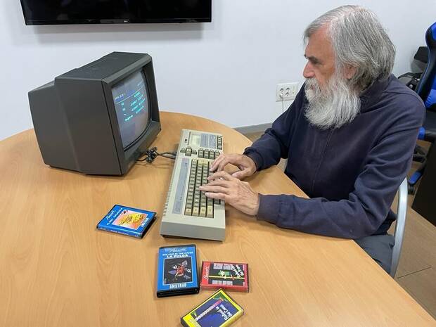 Paco Suárez con algunos de los juegos que creó para Amstrad (Foto: Jorge Selfa, cedida por RetroGamer).
