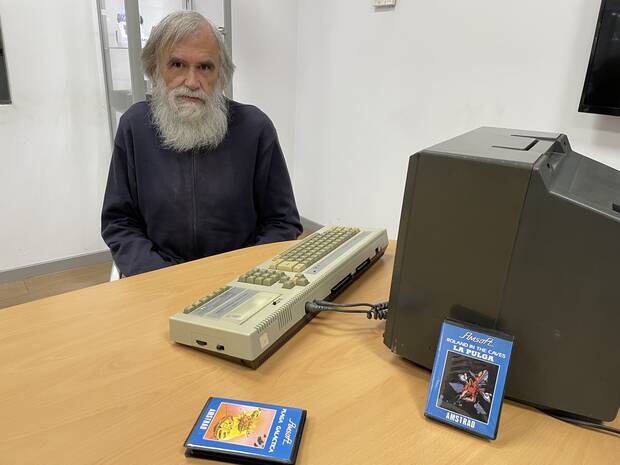 Paco Suárez con 'La Pulga' y 'Plaga Galáctica', los dos primeros juegos que creó. (Foto: Jorge Selfa, cedida por la revista RetroGamer).