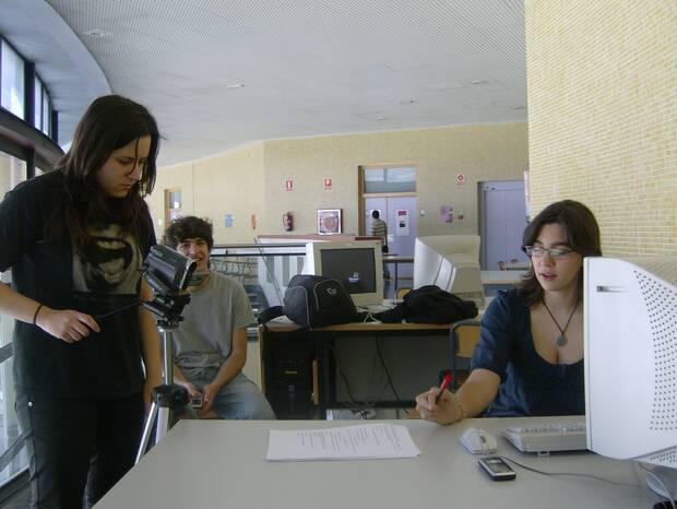 González, a la izquierda, mientras estudiaba Bellas Artes.