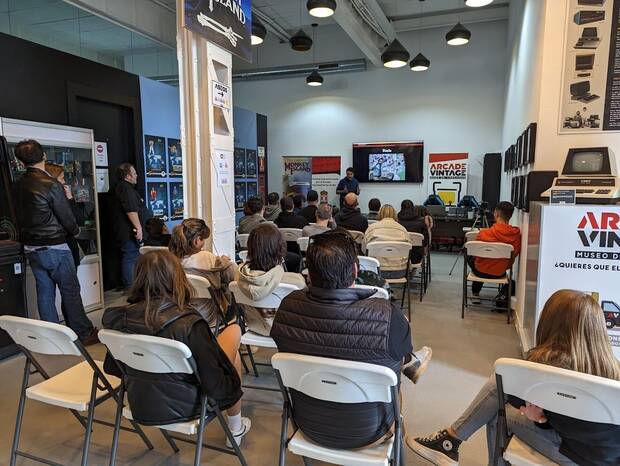 Sanz durane una charla sobre 'UnderDungeon' en el Arcade Vintage.