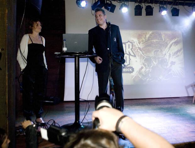 Guerra con el cantante Loquillo en la presentaci�n de 'Guitar Hero: Warriors of Rock'.