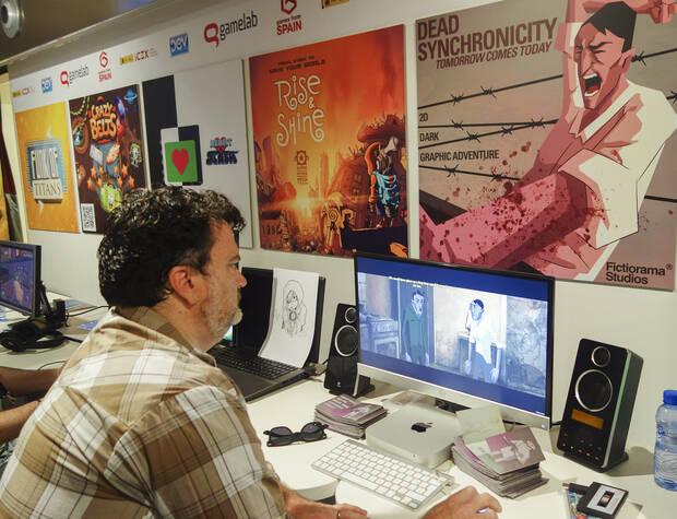 Tim Schafer jugando 'Dead Synchronicity' en Gamelab (2014).