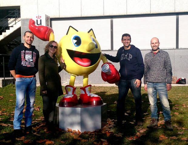 El equipo de Ziran en el evento celebrado en la Rey Juan Carlos con Pac-Man como graduado.