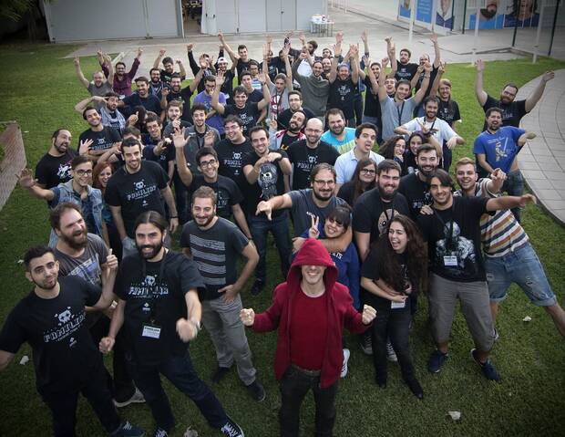 Murat, con sudadera roja, en la Familiar Game Jam