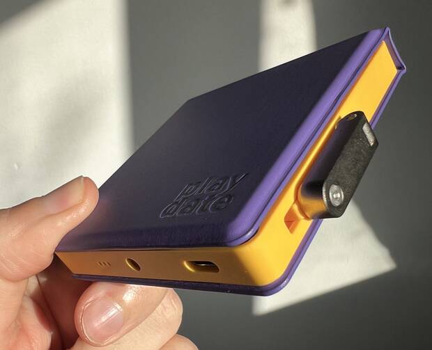 Detalle del grosor, manivela guardada y puertos inferiores. La funda se fija a la perfección usando un sistema de imanes.