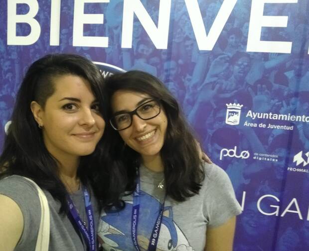 Tur (izquierda) con África Curiel en Gamepolis 2019.