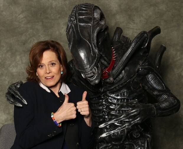 Sigourney Weaver con un alien