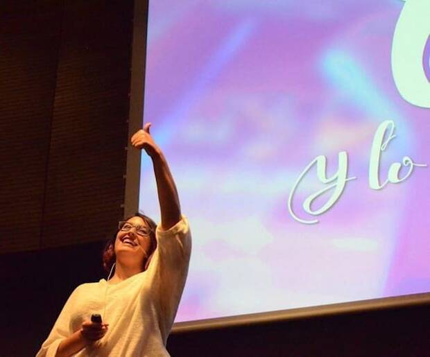 Curiel impartiendo una charla sobre FemDevs durante el segundo evento Gaming Ladies.