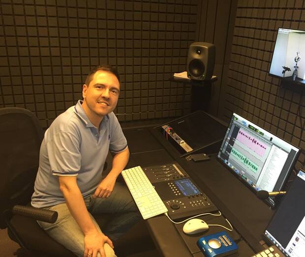 Rubén Navarro en una de las salas de doblaje de Keywords Studios Spain en Madrid, empresa en la que trabaja como Lead Creative Director.