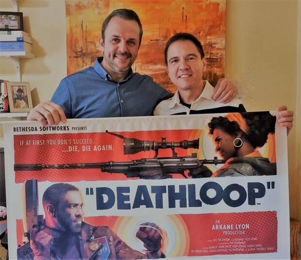 Navarro junto a Héctor Garay, actor y director de doblaje que presta su voz a Colt en la versión en castellano de 'Deathloop'.