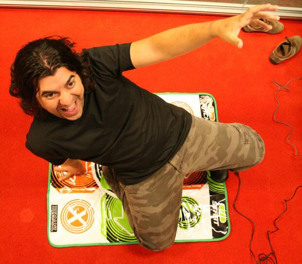 Gustavo Maeso bailando sobre unos ejemplares de 'Marca Player'.