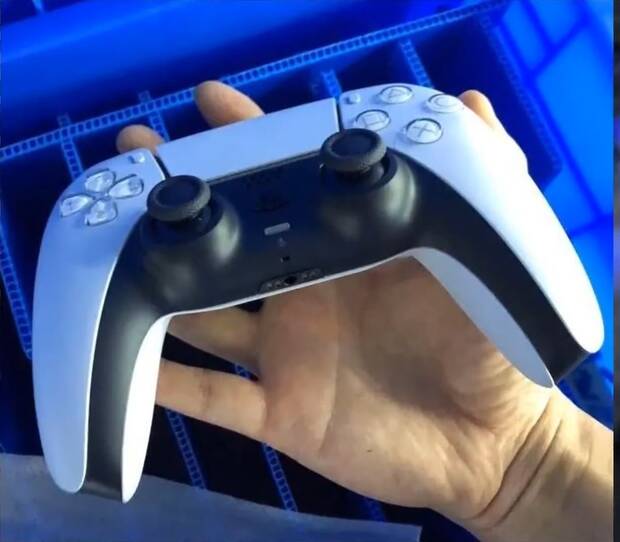 Esta podría ser la foto en 'el mundo real' del DualSense, el mando de PlayStation 5 Imagen 2