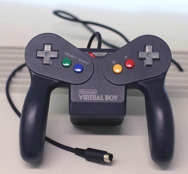 Detalle de otra versi�n de mando, de color morado, que recuerda inevitablemente al de GameCube.