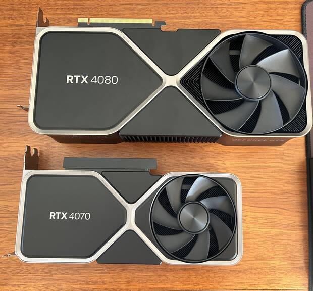 Esta es la evidente diferencia de tama�o entre la RTX 4080 y la RTX 4070.