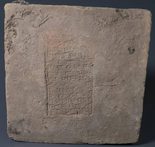 Una de las losas descubiertas, con marcas que muestran que fue de la �poca de Nabucodonosor (Museo Slemani)