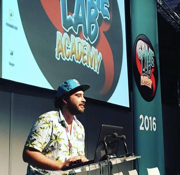 Jacob Jazz impartiendo un taller de desarrollo indie en Gamelab Academy.