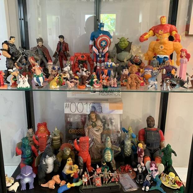 Junto a muñecos de numerosos héroes americanos está el Capitán Trueno.