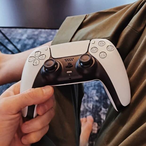 El futbolista Robert Lewandowski ya tiene un DualSense, el mando de PS5 Imagen 2