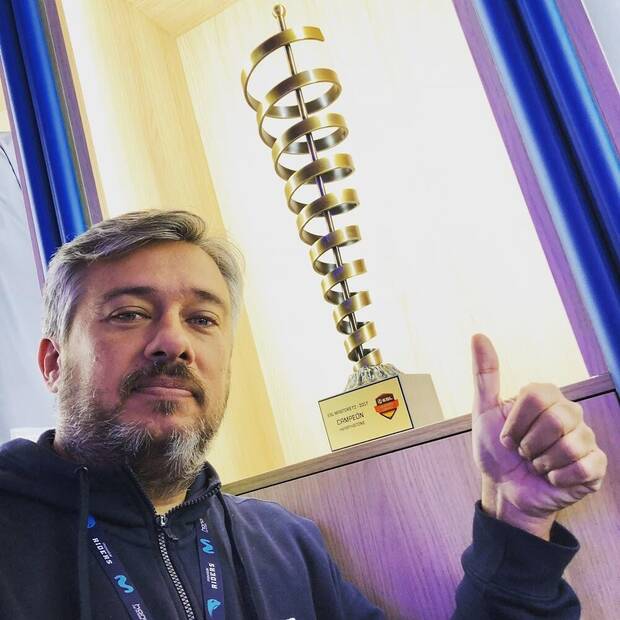 Sanz junto a uno de los trofeos conseguidos por uno de los equipos de Movistar Riders.