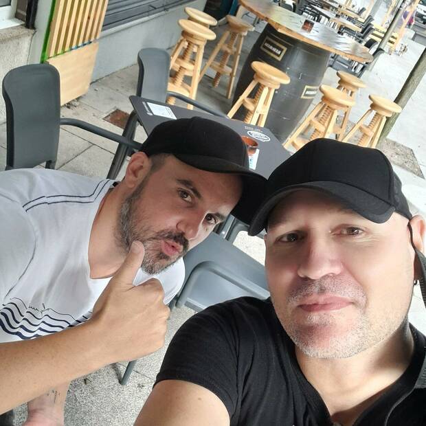 Sampedro con José Luis Vaello durante una visita de esta a Galicia.