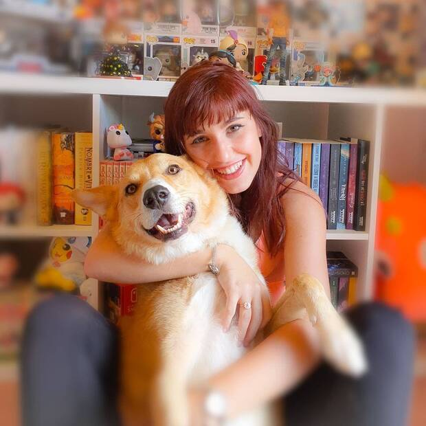 Hika tiene dos perros, Sigmar y Marley, con quien está en la foto.