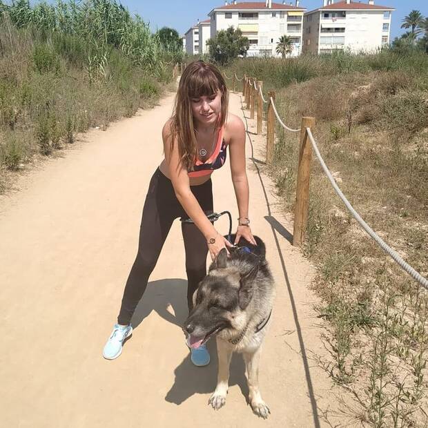 Hika con su perro Sigmar.