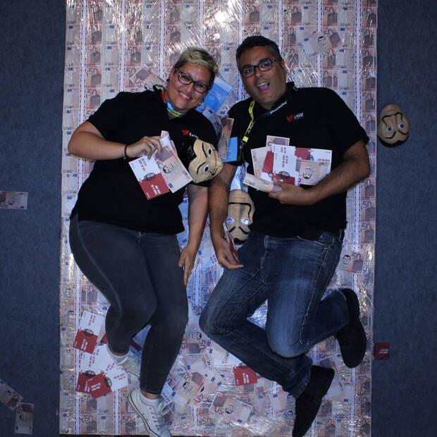 Monica Ibars, directora de Kaiju Entertainment, con Miguel Ramos en el estand de La Casa de Papel en la Gamescom.