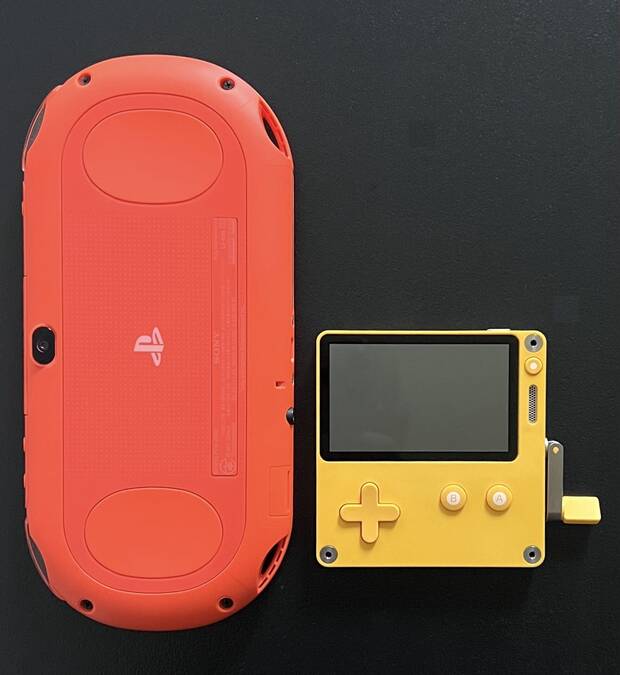 Comparativa de tamaño junto a nuestra querida PS Vita.