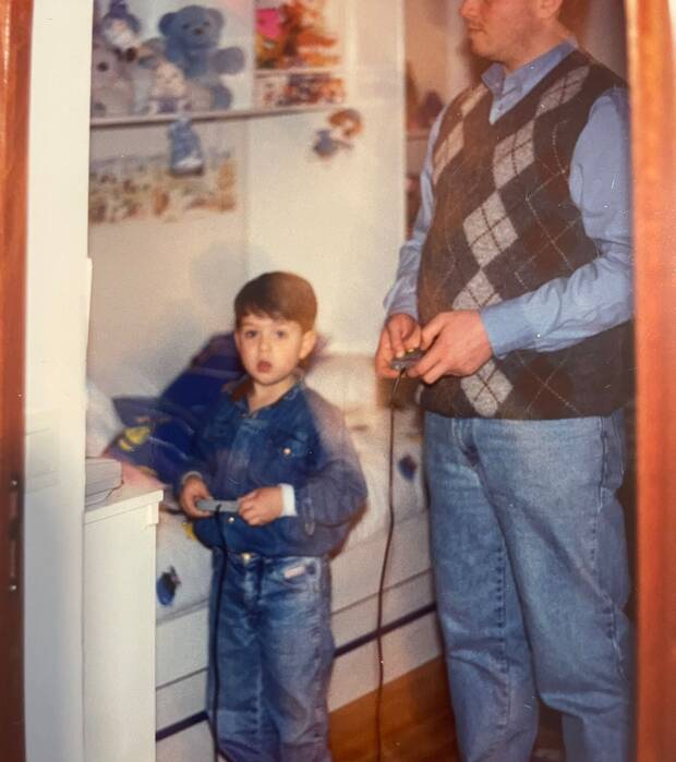 Un Daniel Santigosa nio juega con su padre a SNES.