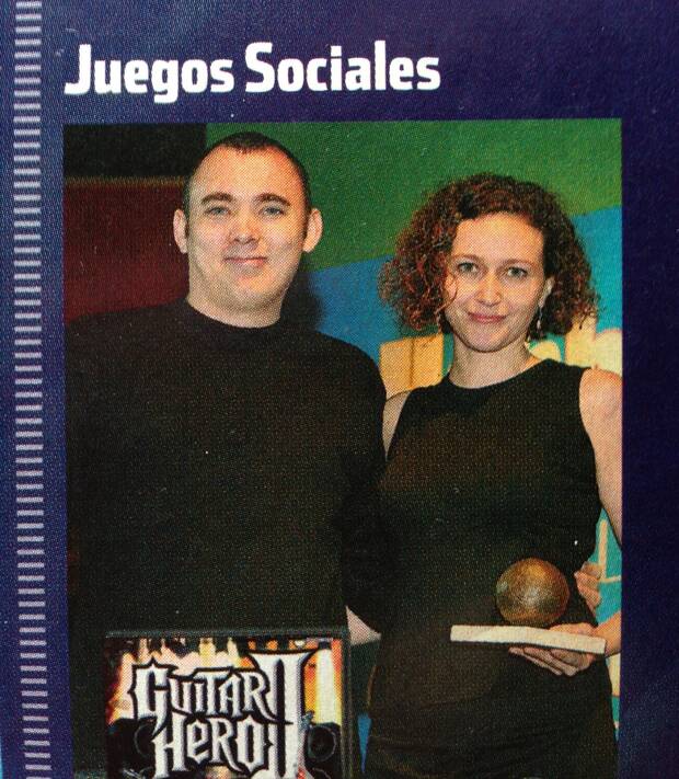 Guerra recogiendo un premio a 'Guitar Hero 2'.