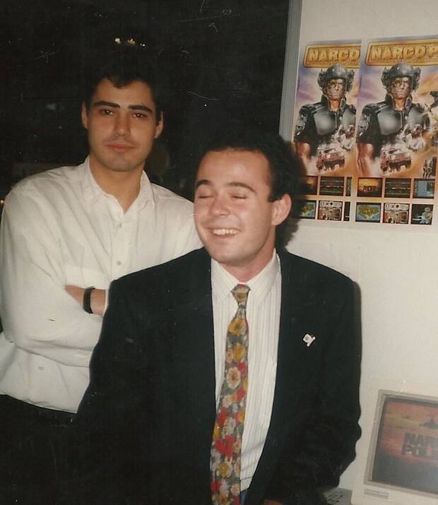 En el stand de Ubisoft, en París, Pablo Ruiz presentó 'Narco Police'. En la foto, con su amigo -y abogado de Dinamic- Eduardo García del Amo.