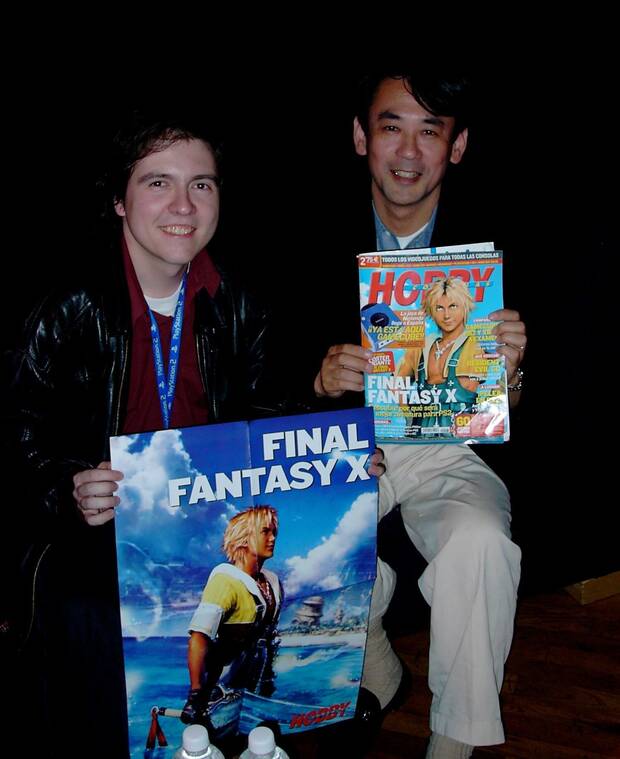 Navarro en el E3 junto a Shinji Hashimoto, productor de 'Final Fantasy X', posando con el número de Hobby Consolas dedicado al juego.