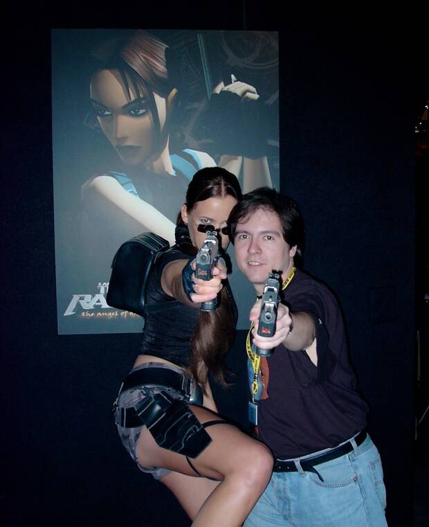 Rubén Navarro junto a la modelo Jill de Jong, que encarnaba a Lara Croft en la presentación del juego 'Tomb Raider: Angel of Darkness' en el E3 de 2002.