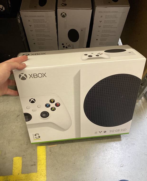 Una foto de la caja de Xbox Series S en un almacn se filtra en la red Imagen 2