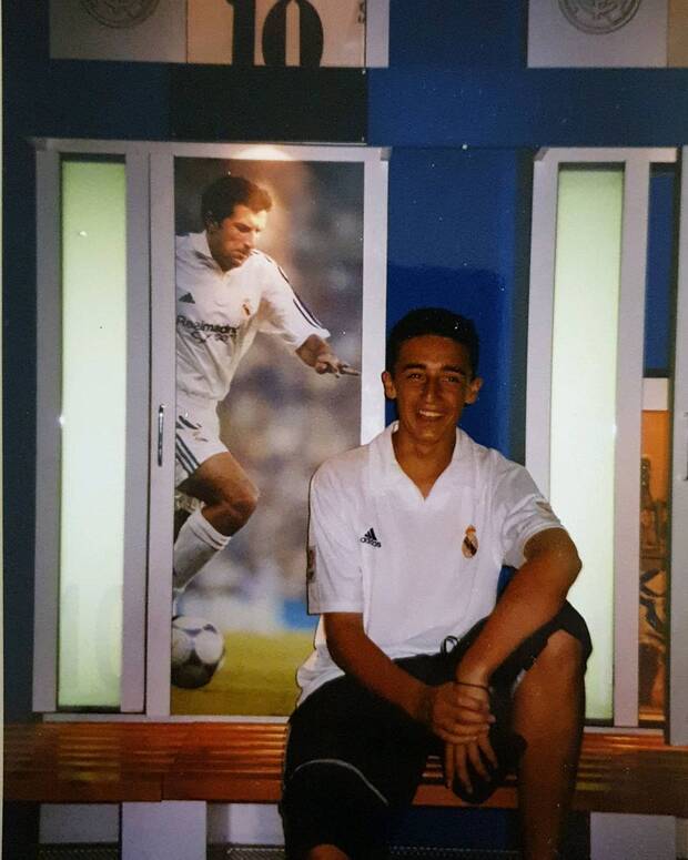 Un jovencísimo Toni ya apasionado por el fútbol.