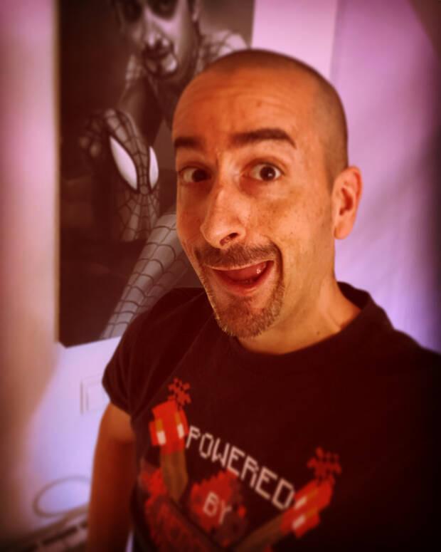 Tonacho tiene un buen sentido del humor y la risa fácil.