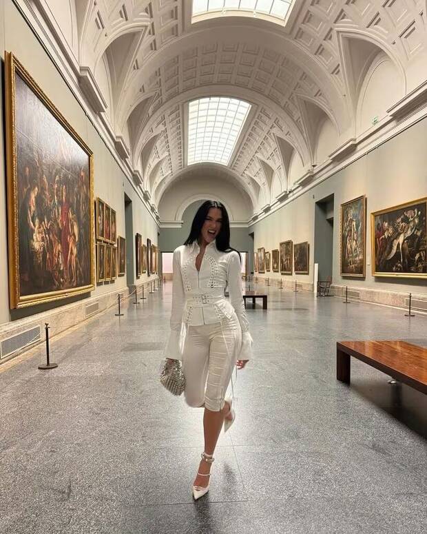 Dua Lipa en el Prado