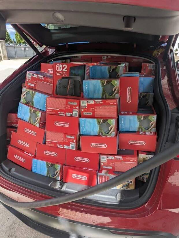 Un coche lleno de videoconsolas Nintendo Switch 2.