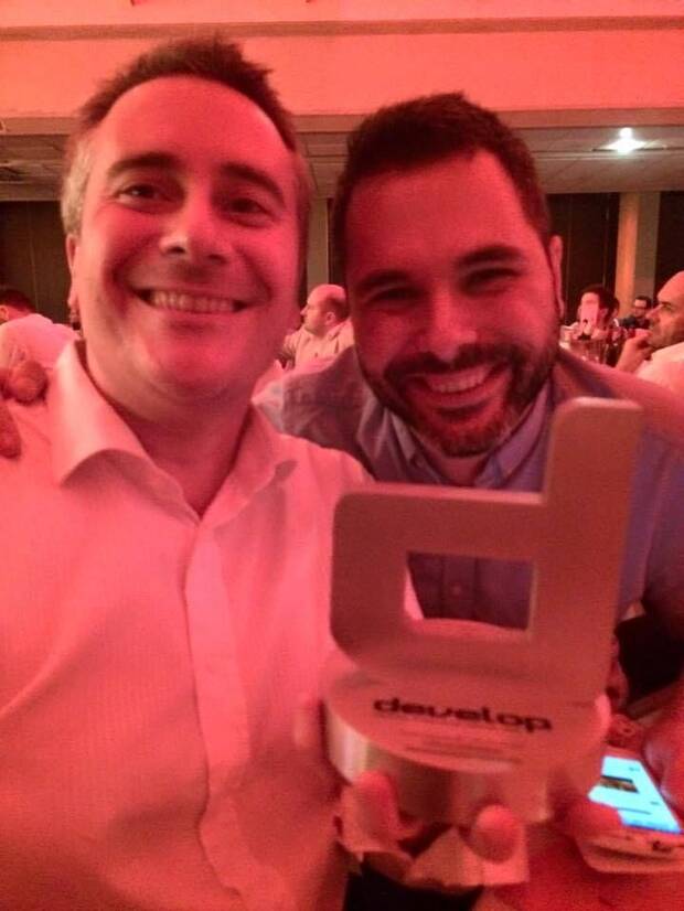 Arque con Jonathan Eardley recogiendo un premio por 'Life is Strange'.