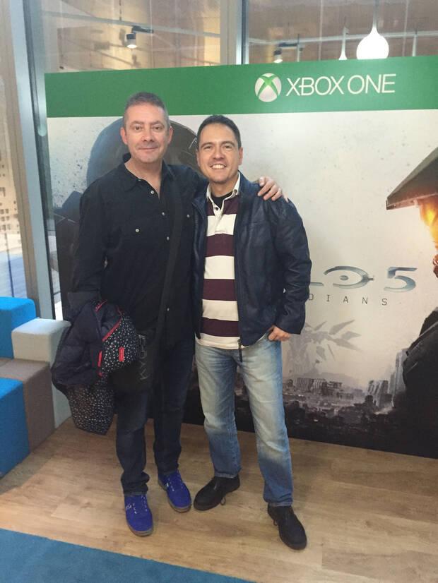 Rubén Navarro con David García, voz del Jefe Maestro en la saga 'Halo', durante el FanFest 2015 en las oficinas de Microsoft en Madrid.