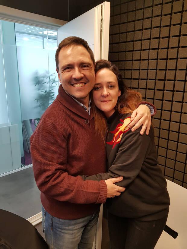 Navarro con Neri Hualde, actriz de doblaje que da vida a Fragile (Léa Sedoux), durante el doblaje de 'Death Stranding', de Hideo Kojima.