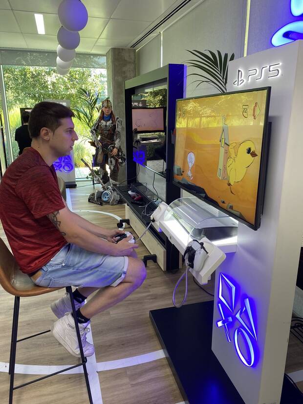 Ray Snakeyes en las oficinas de Playstation España probando un juego distribuido por Meridiem Games.