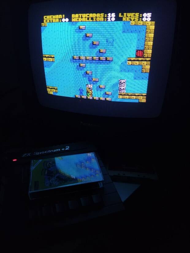 Jugando a Cheman en un Spectrum.